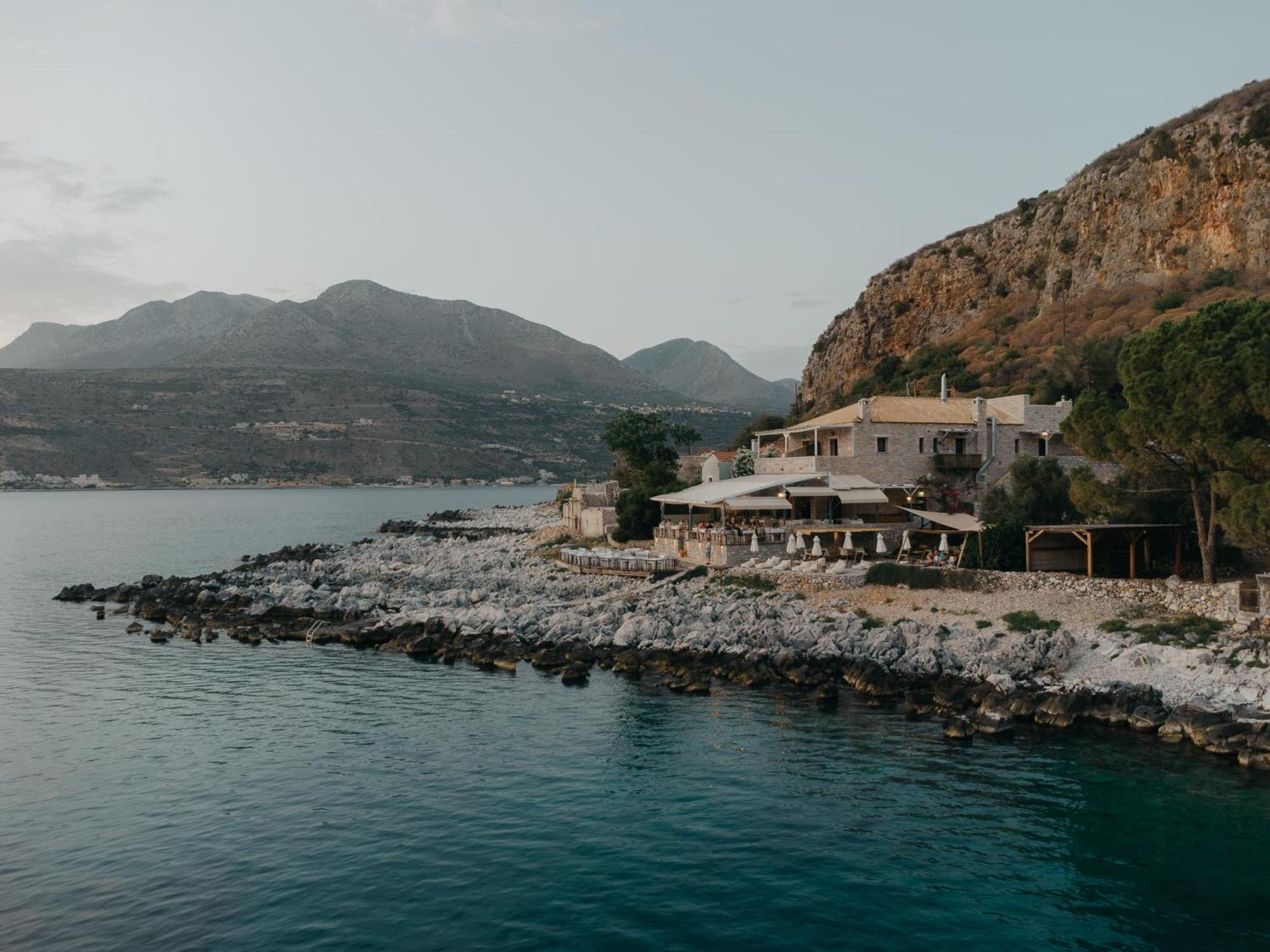 Kourmas Suites Limeni Exterior photo